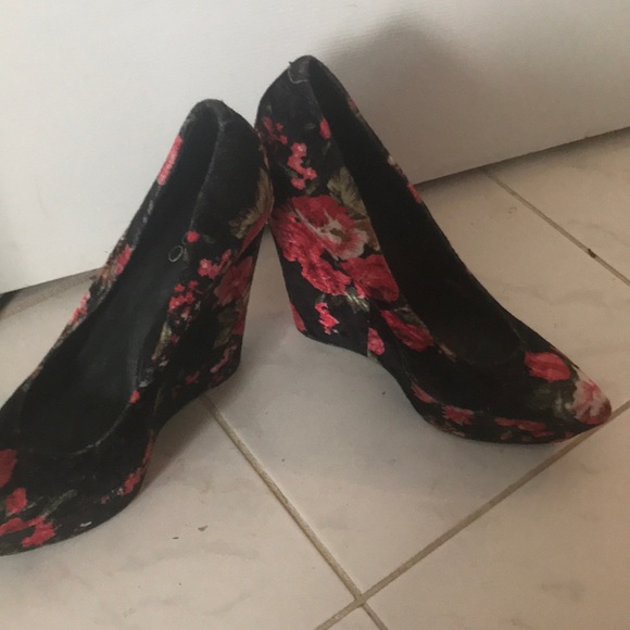 Floral wedge - Picture 4 of 4